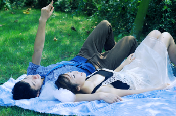 睡在草地上的恋人