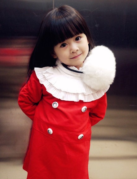 穿红衣服的可爱小美女
