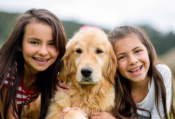两位小女孩与狗狗的开心合照
