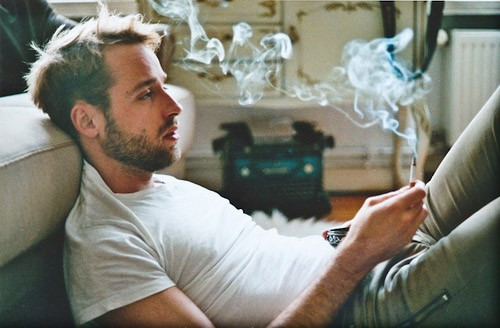 抽烟的外国男人图片