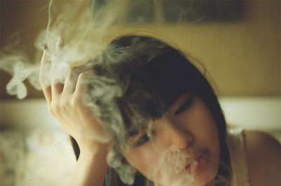 抽烟的女子图片