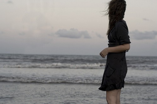 海边女孩心情图片：我的心像大海宽广