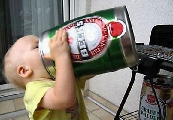 小孩偷喝超大支罐装啤酒