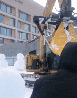 用机器堆雪人，看起来太壮观了