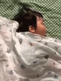 每位宝宝都有一个怪异的睡姿