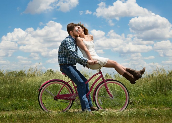 和心爱的人在一起，骑单车也能玩浪漫