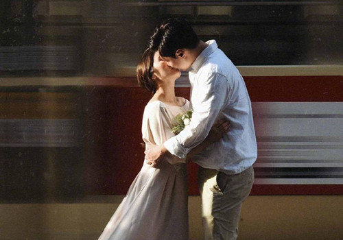 在站台边浪漫接吻的一对恋人