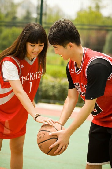 一起打篮球的情侣