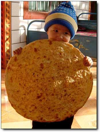 小孩啃巨型大饼