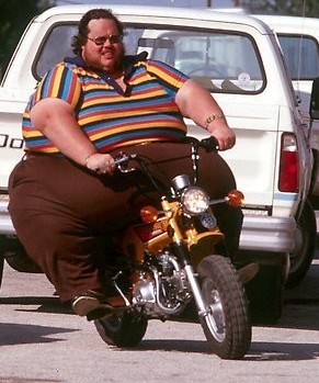 超级大胖子骑摩托车出行
