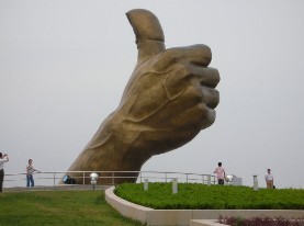 竖起大拇指的雕像
