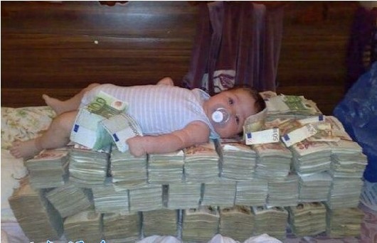 睡在钱堆上的小孩，好爽啊