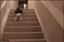 滑下楼梯喝奶的宝宝
