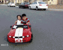 两个小孩玩电动轿车
