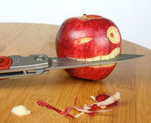 苹果把刀咬在嘴里